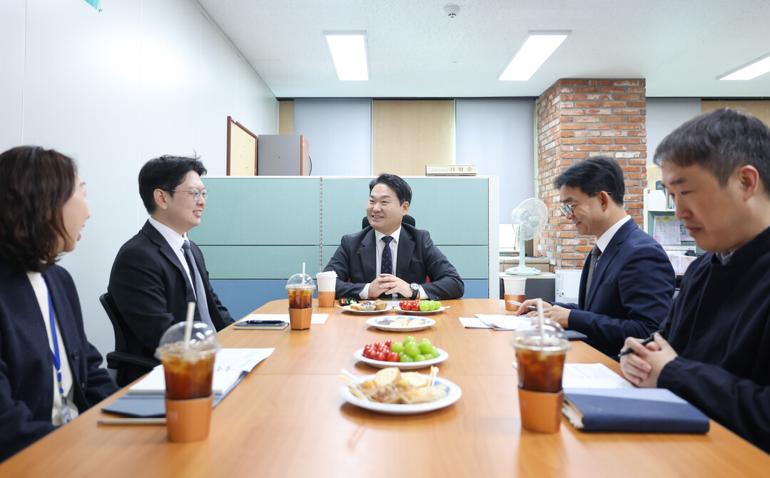 박헌 관세청 차장(가운데)이 27일 정부과천청사에 위치한 관세청 고객지원센터를 방문하여 직원들과 간담회를 갖고 있다. 관세청 제공