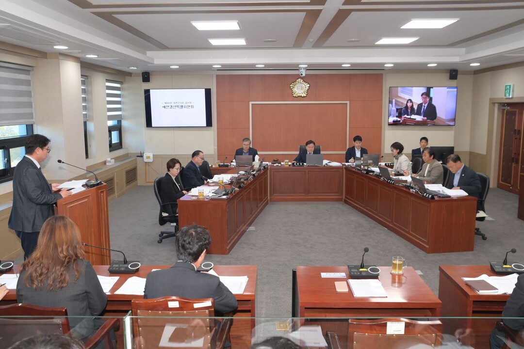 화천군의회 제300회 임시회 제3차 예산결산 심사특별위원회가 열리고 있다(화천군의회 제공)
