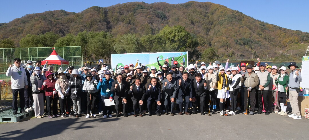 화천군의회 조웅희 의장이 27일 장미 구장에서 열린 &lsquo;강원지역자활센터협회장배 파크골프대회&rsquo; 개회식에 참석해 개최를 축하하고 참가 선수들을 격려했다.(화천군의회 제공)