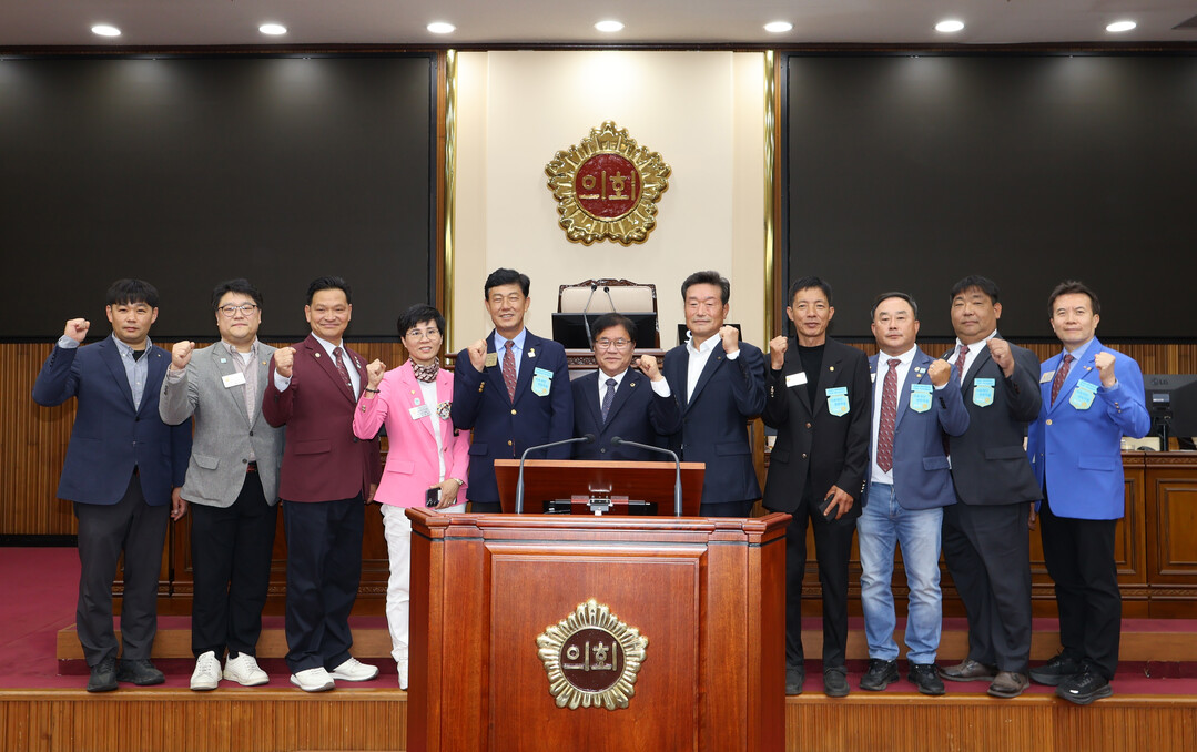 홍천&middot;양구&middot;인제 지역 8개 로타리클럽 회장 등이 강원도의회를 방문해 기념촬영을 하고 있다(강원도의회 제공)