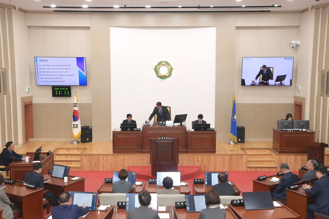 화천군의회 제300회 임시회 제2차 본회의가 열리고 있다(화천군의회 제공)