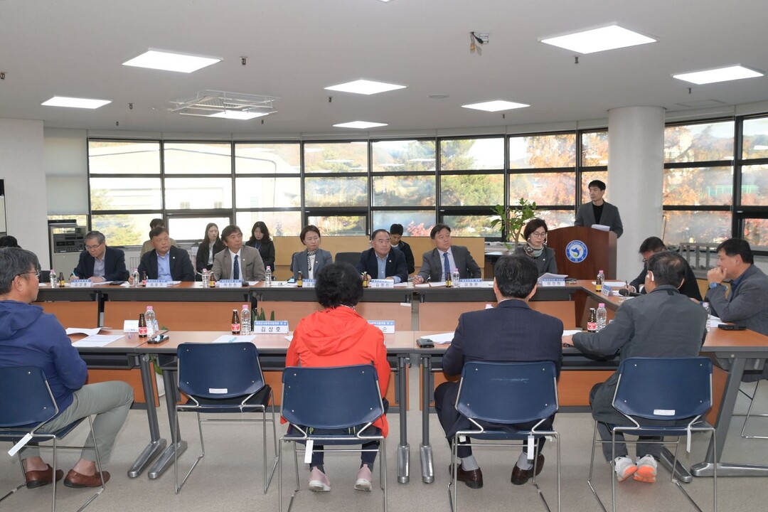화천군의회 조웅희 의장 및 의원들이 28일 화천군여성회관에서 화천군 사회복지협의회와 간담회를 열고 있다(화천군의회 제공)