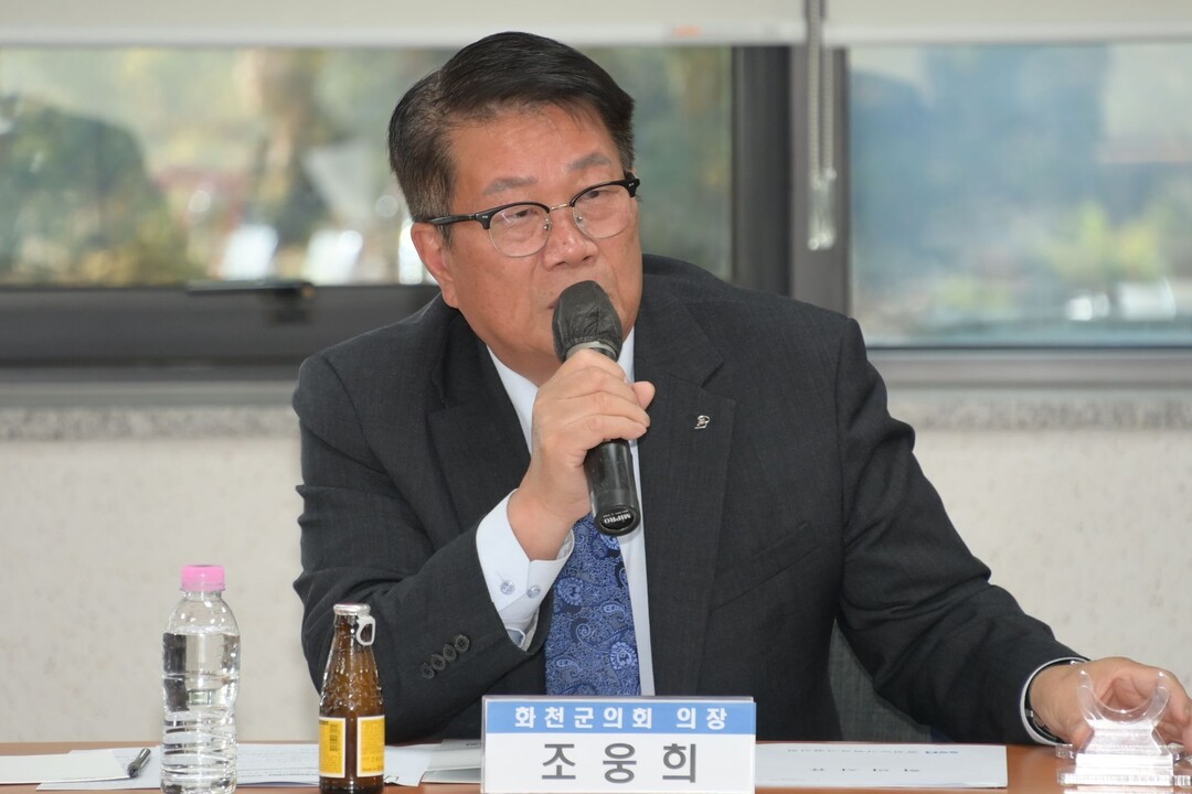 조웅희 의장이 간담회에서 의견을 제안하고 있다(화천군의회 제공)