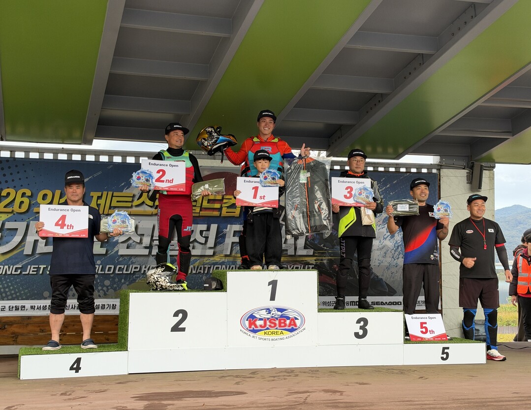 제트스키2(Endurance Open 클래스 입상 선수들이 이민 대한제트스키협회장과 시상 후 기념촬영을 하고 있다.