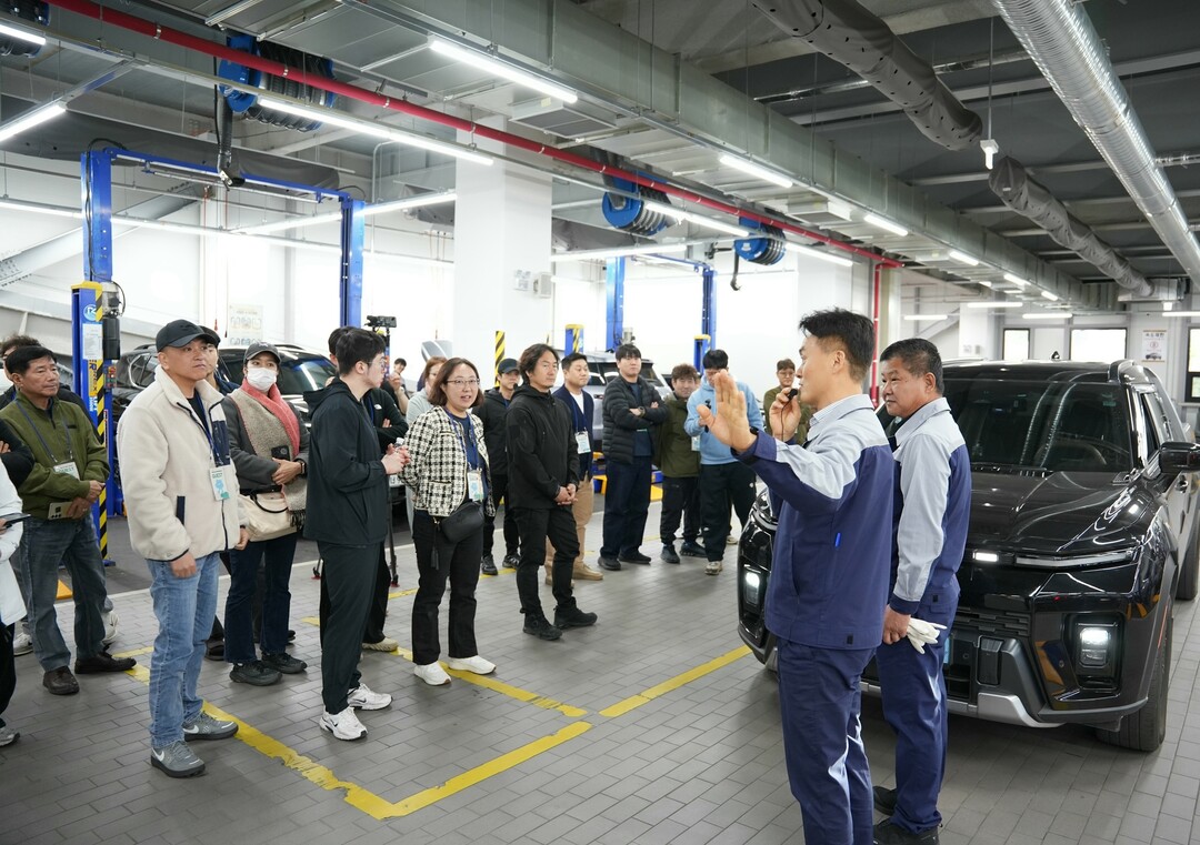 KG 모빌리티가 &lsquo;KGM 서비스 고객 초청 행사&rsquo;를 갖고 자동차 무상 점검과 차량 관리 방법 그리고 자동차 관리의 중요성을 알리는 시간을 가졌다. (군포 사업장 공정별 소개)