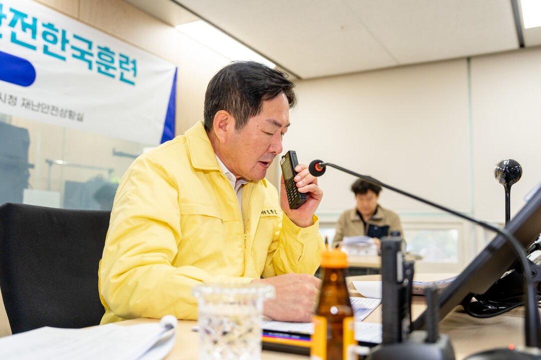  오산시청 상황실에서 지휘 중인 재난안전대책본부장(오산시장 조용호)/ 오산시 제공