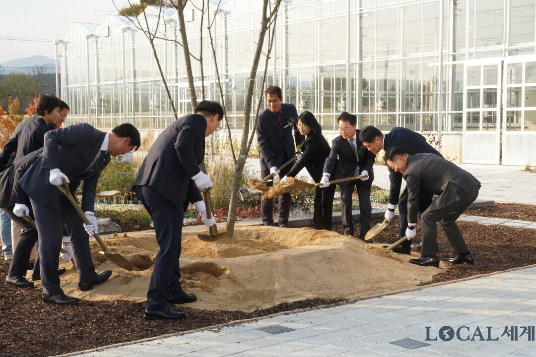 국립정원소재센터 개원 참석 내빈들이 기념 식수를 심고 있다