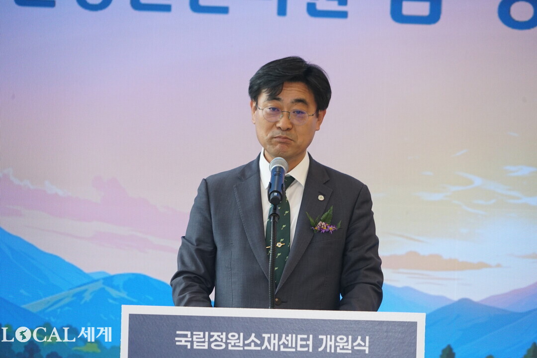 심상택 이사장이 국립정원소재센터에서 개원식에서 축사를 하고 있다
