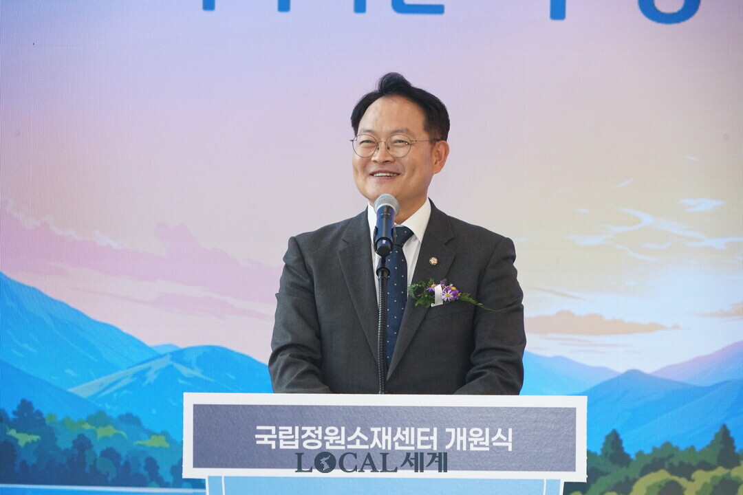 허영 국회의원이 국립정원소재센터에서 개원식에서 축사를 하고 있다