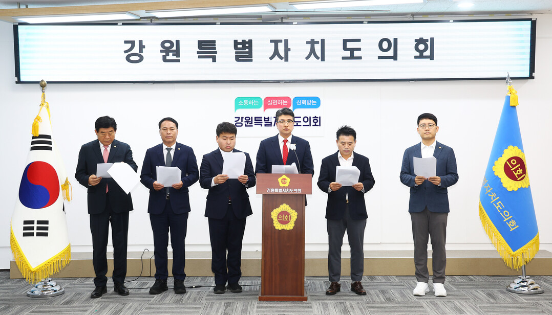 19일&nbsp;국민의힘 의원들이 후보자 지명 철회를 요구하는 성명서를 발표하고 있다(강원도의회 제공)