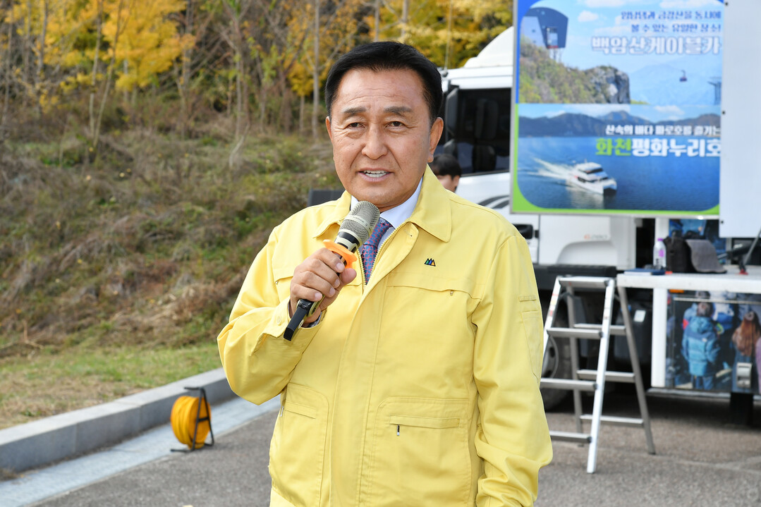 김세훈 군수가 2026 화천군 재난대응 안전한국 훈련 참여자들을 격려하고 있다(화천군청 제공)