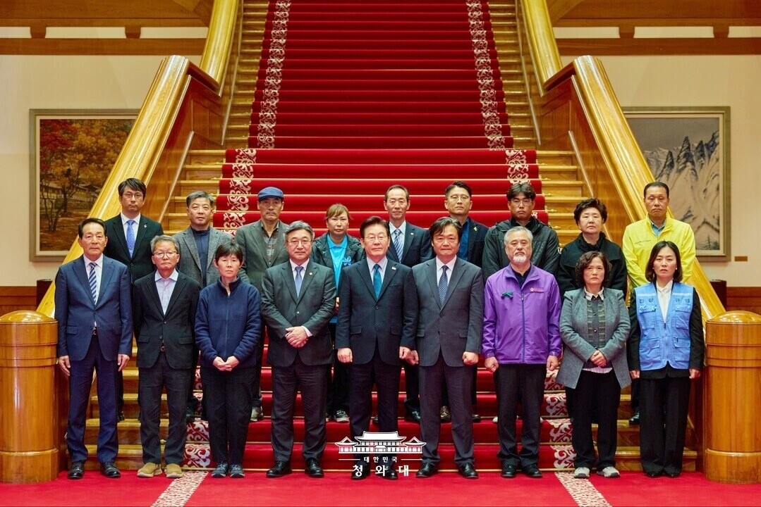 경북산불 피해보상 공동대책위원회 대표위원장 신왕준 . 청와대. 국민 생명 안전위원회 위원. 재난 참사 피해자. 정부 부처 관계자 등 본관에서 열린 안전위원회에 참석해 산불 피해 정부 차원의 책임 있는 대책 마련후 단체 사진 촬영