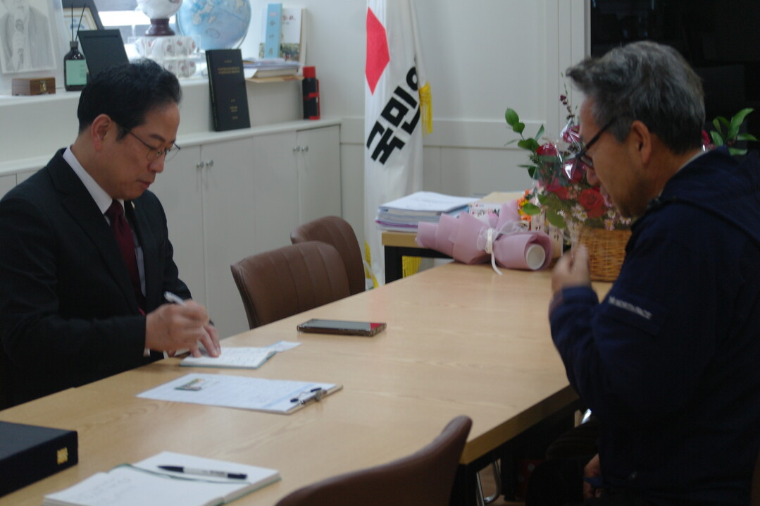 박수영 의원이 주민의 민원을 상담 하고 있다.&nbsp; 사진=맹화찬 기자