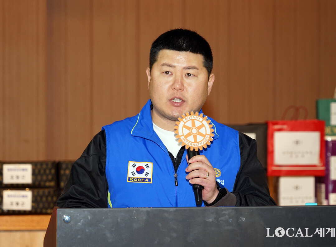 김봉석 회장이 제15회 화천군 다문화가정 한마음 대회에서 개회사를 하고 있다