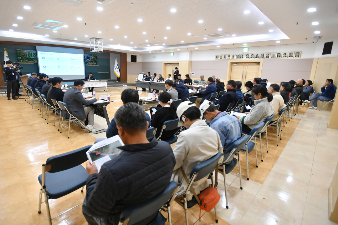 제1회 화천 (산)나물 축제가 내년 4월30일부터 5월5일까지, 간동면에서 개최된다. 사진은 지난 29일 화천군청에서 열린 축제 개최를 위해 열린 회의(화천군청 제공)